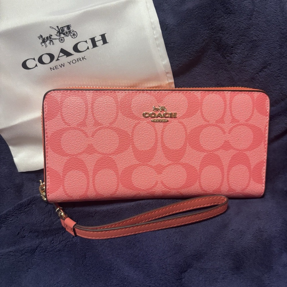 New COACH Long Round Zip Wallet Strap Pink Lemonade Signature C4452 wristlet